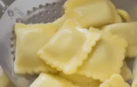 Lachs-Ravioli mit cremiger Füllung und frischem Dill