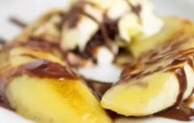 Leckere gebratene Bananen mit Honig und Zimt