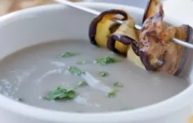 Leckere Melanzanicremesuppe mit Tomaten und Basilikum