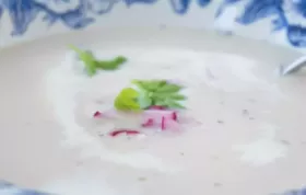 Leckere Radieschensuppe mit Kartoffeln und frischem Dill