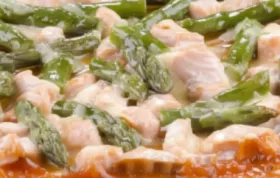 Leckere Spargelpizza mit würzigem Lachs