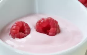 Leckere Topfencreme mit frischen Himbeeren