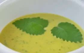 Leckere und würzige Zucchinicurrysuppe