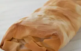 Leckerer Bärlauchstrudel mit Frischkäsefüllung