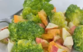 Leckerer Brokkoli-Apfel-Salat mit Nüssen