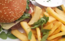 Leckerer Burger mit knusprigen Pommes Frites