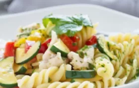 Leckerer Nudelsalat mit saftigem Hühnchen