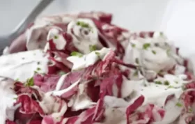 Leckerer Radicchio-Salat mit würzigem Gorgonzola