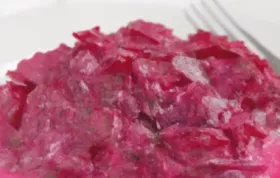 Leckerer Rote-Bete-Salat mit cremigem Joghurtdressing und frischem Dill