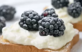 Leckerer Snack mit Brombeeren