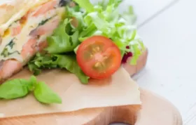 Leckerer Strudel mit zartem Lachsfilet und frischem Gemüse