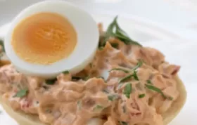 Leckerer und frischer Paprika-Ei-Salat mit cremigem Dressing