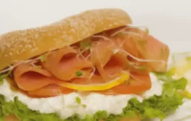 Leckeres Lachsbrötchen mit frischem Salat