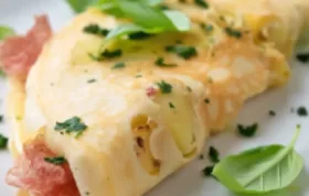 Leckeres Omelette mit Kartoffeln und Salami