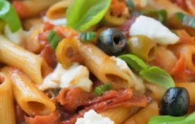 Leckeres Penne-Rezept mit würziger Salami und cremigem Mozzarella