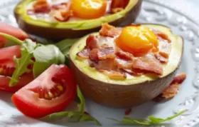 Leckeres Rezept für Avocado Ei mit Balsamico und Parmesan