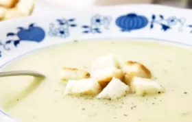 Leckeres Rezept für eine cremige Zucchini-Suppe