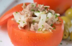 Leckeres Rezept für gefüllte Tomaten mit einem erfrischenden Thunfischsalat