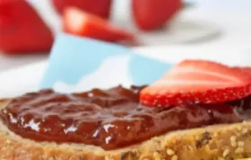 Leckeres Rezept für selbstgemachte Erdbeer-Sekt-Marmelade
