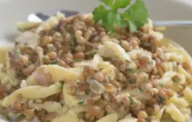 Leckeres Rezept für Spätzle mit Linsen und einer köstlichen Sahnesauce