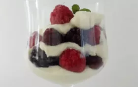 Leckeres Rezept für Topfencreme mit frischen Beeren