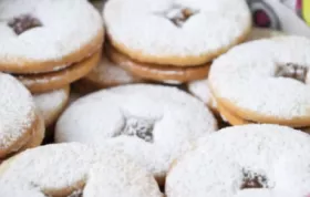 Leckeres Rezept für Vollkorn Linzer Kekse mit fruchtiger Füllung