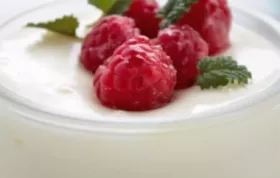 Leckeres Rezept: Panna Cotta mit marinierten Himbeeren