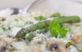 Leckeres Risotto mit frischem Spargel und herzhaften Champignons