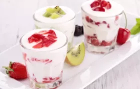 Leckeres und fruchtiges Dessert: Topfencreme mit frischen Beeren