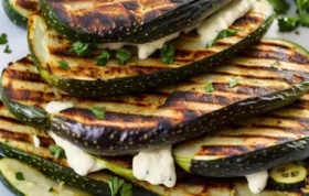 Leckeres vegetarisches Gericht: Gegrillte Zucchinifleisch mit Thymiandressing
