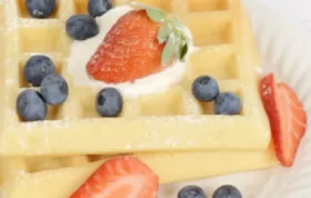 Luftig-leichte Waffeln aus Topfen mit fruchtigem Beeren-Topping