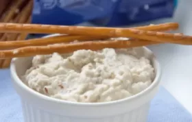 Nuss-Käse-Dip - Ein cremiger und würziger Dip mit gerösteten Nüssen und cremigem Käse.