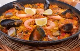 Paella mit Fleisch und Meeresfrüchten