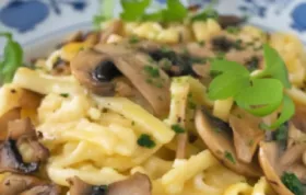 Saftige Käsespätzle Pfanne mit gerösteten Zwiebeln