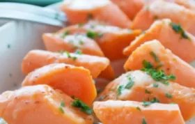 Saftige Karotten-Spieße mit frischem Dip