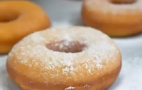 Saftige Zitronen-Donuts mit frischem Zitronenguss