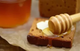 Saftiger Honigkuchen mit Zimt und Nelken verfeinert