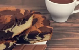 Saftiger Marmorkuchen mit zarter Schokolade