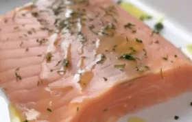 Saftiges Lachsfilet mit knuspriger Kräuterkruste