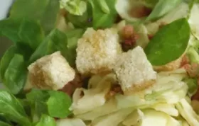 Salat mit Käse und Knoblauchbrot