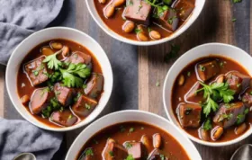 Schmackhaftes Gulasch mit aromatischen Steinpilzen