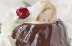 Schokogugelhupf mit Vanilleeis - Ein köstliches Schokoladen-Dessert