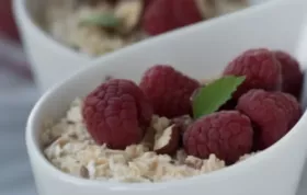 Selbstgemachtes Müsli mit frischen Himbeeren