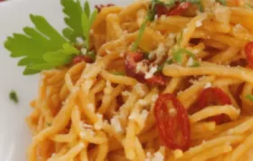 Spaghetti mit feurig-fruchtigem Mandel-Chili-Pesto