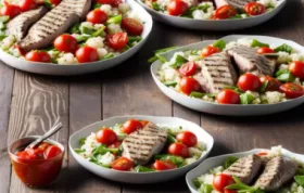 Thunfischsteaks auf frischem Tomatensalat