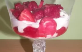 Vanille-Topfen mit Erdbeeren und Himbeeren