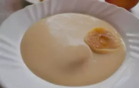 Vanillesuppe mit Apfelstücken