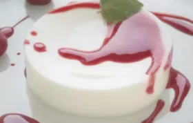 Vegane Panna Cotta mit Himbeersosse