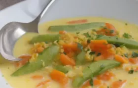 Vegetarische Karotten-Linsen-Suppe mit frischem Gemüse