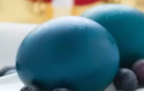 Verleihen Sie Ihren Ostereiern eine natürliche blaue Farbe mit Heidelbeeren!